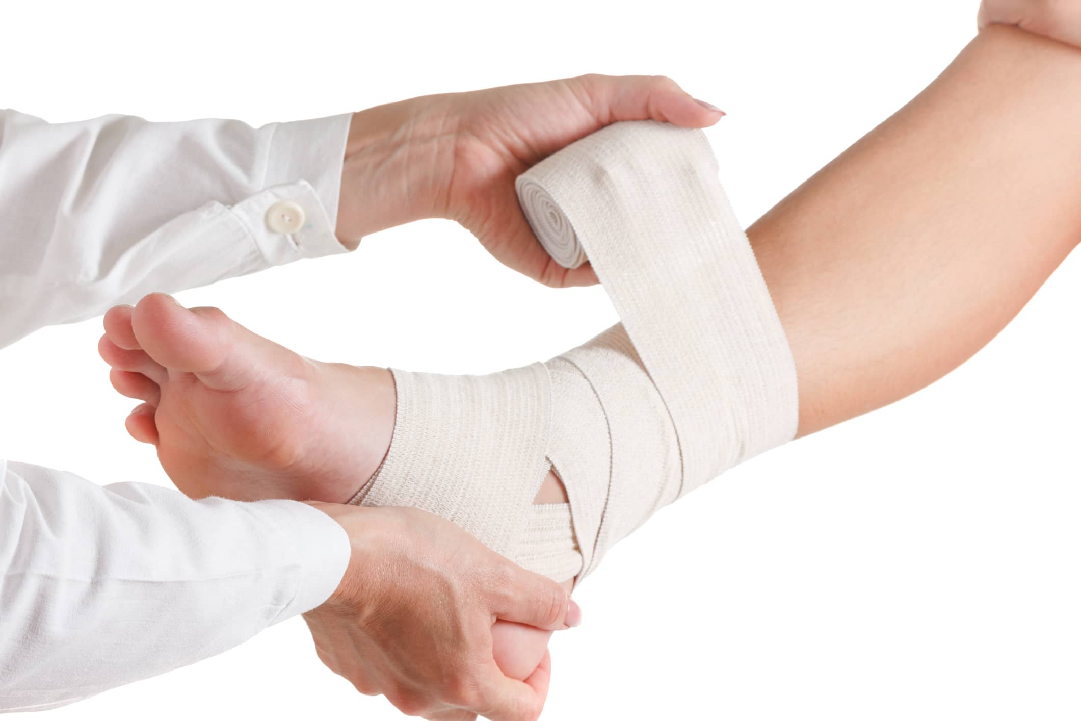 Белые повязки на руках и ногах. Эластичный бинт на голеностопный сустав после перелома. Эластичный бинт для перетягивая молока. Casts Splints and support Bandages pdf